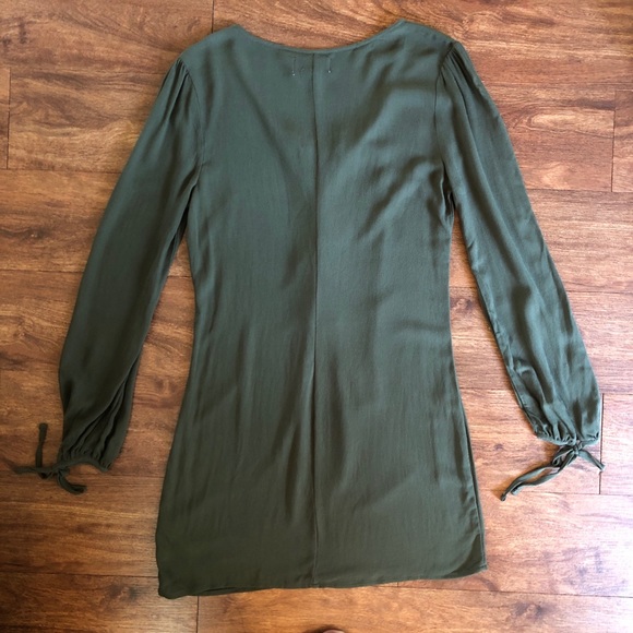 Kendall & Kylie lose mini dress - Picture 3 of 8